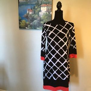 Beautiful fitted dress. Very comfortable. Great color contrast